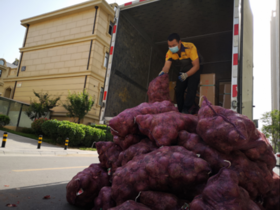 快递小哥在多次联系&ldquo;收货人&ldquo;无人接听后，开始搬运洋葱，小哥无奈表示自己得搬50多趟，起码要搬5、6个小时