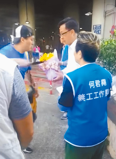 △去年11月何君尧被刺现场图 左侧戴帽子男子为被告