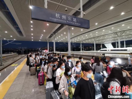 长三角首趟跨省“复学专列”载湖北学生抵达杭州