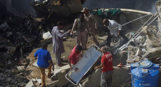 巴基斯坦证实,失事客机上共99人,其中97人遇难2人幸存。(图源:法新社)