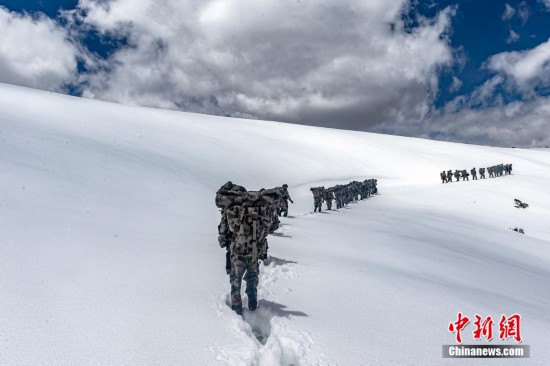 西藏军区某合成旅在高寒山区进行进攻性作战演练|西藏军区新装备山地演练|西