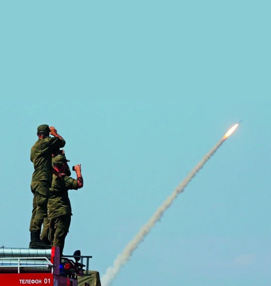 (资料照片)俄罗斯军事人员观看S-300防空导弹系统发射导弹。图/路透