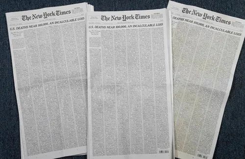 ▲这是5月24日在美国纽约拍摄的当天的《纽约时报》。《纽约时报》当日用整个头版纪念美国新冠肺炎死者。（新华社记者 王迎 摄）