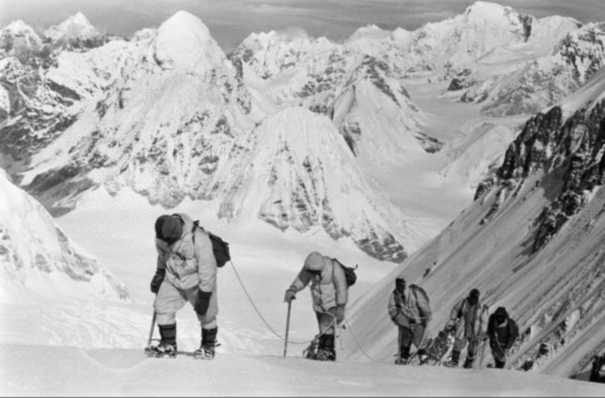  ▲资料图片：这是1960年5月，中国登山队队员在海拔7150米的冰雪坡上行进。（新华社）