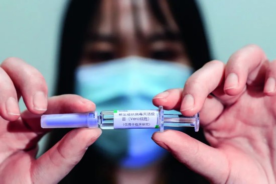 4月10日，工作人员在国药集团中国生物新冠疫苗生产基地展示新型冠状病毒灭活疫苗样品。图/新华