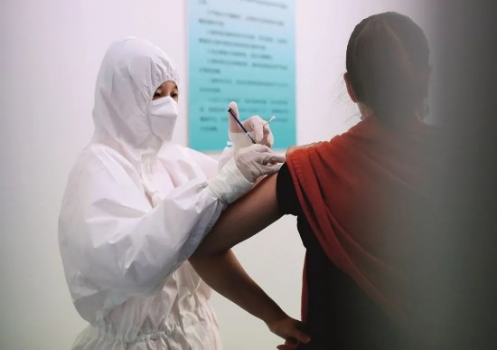 4月15日，湖北武汉市，220多名志愿者参加全球首款进入Ⅱ期人体临床试验的新冠病毒疫苗——重组新型冠状病毒疫苗（腺病毒载体）Ⅱ期临床试验接种。图/中新