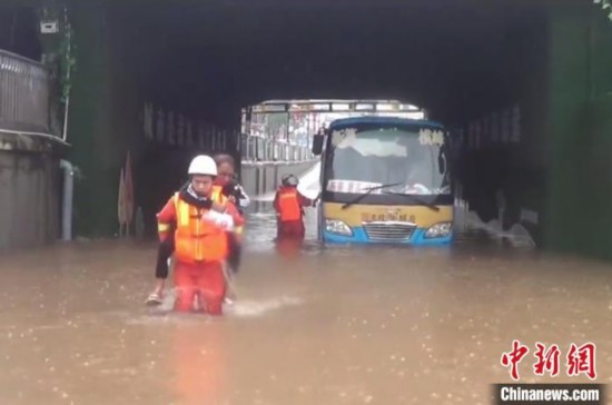 暴雨袭赣致多地内涝人车被困未来一周将持续强降雨