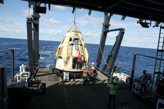 2019年3月8日，“载人龙”完成无人试验飞行后溅落佛罗里达州东海岸约200英里处海面，被救援船打捞。图/NASA