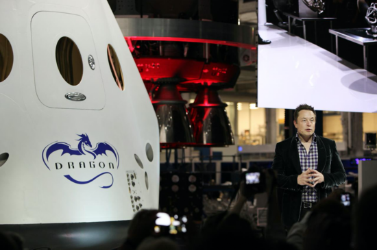 2014年，埃隆·马斯克在SpaceX总部首次公布第二代龙飞船即“载人龙”飞船的外观。图/NASA