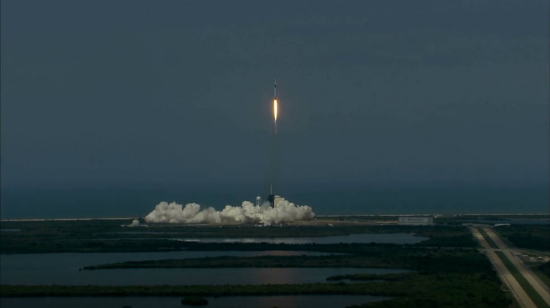  猎鹰九号火箭在佛罗里达肯尼迪航天中心成功发射“载人龙”飞船。图/NASA
