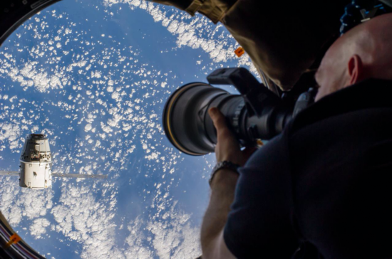 2014年9月23日，空间站内的航天员举起相机拍摄一艘接近空间站的货运龙飞船。图/NASA