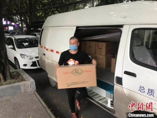 成都“无声”地摊：聋人抗“疫”创业“再出发”