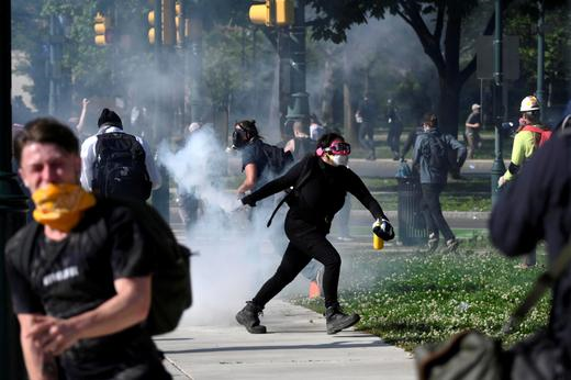  A protester returns a tear gas canister during a march in Philadelphia， June 1。 REUTERS/Bastiaan Slabbers