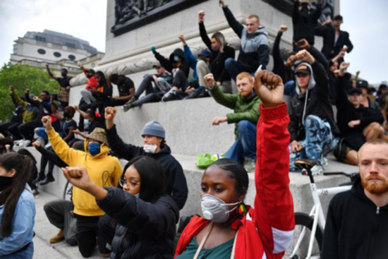  People take a knee and gesture in Trafalgar Square during a “Black Lives Matter” protest in London， Britain， June 3， 2020。 REUTERS/Dylan Martinez