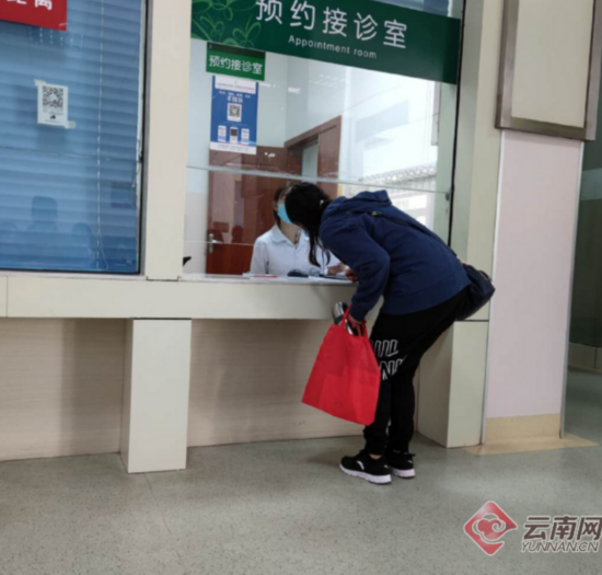 网友反映的“跪式询问台”。 截图