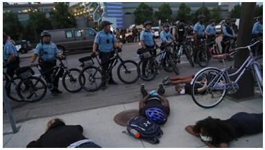 2020年5月31日，抗议者在警察面前躺着。图片来源：路透社