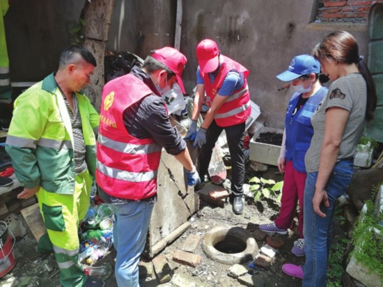 　　虎丘街道志愿者在丹阳码头21号大院清理杂物时，找到了一口废弃的百年古井。　　通讯员宋美娟摄