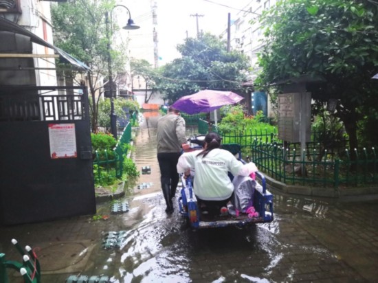 谢利冬的“摆渡”被邻居拍了下来。记者 王可摄