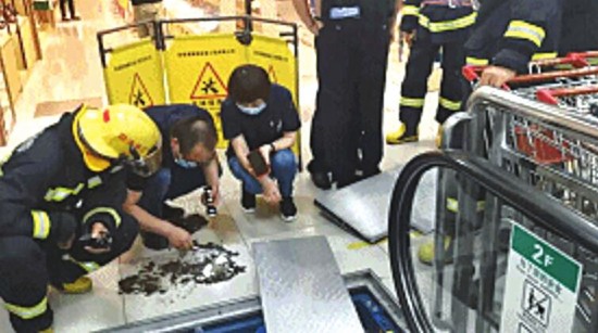 经过10多分钟的紧张寻找,最终民警在一块电梯踏板的缝隙中找到断指,迅速用冰水包裹,冒雨送到医院。 张家港市公安局供图