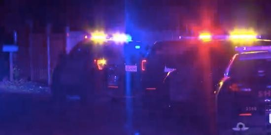 美国男子伏击警局。（图源：推特截图）