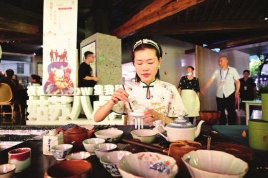 　　非遗直播现场，展示打香篆技艺。　　记者刘达摄