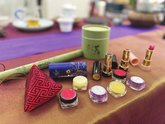 　　利用制香技艺开发的周边产品　　记者朱雪芬摄