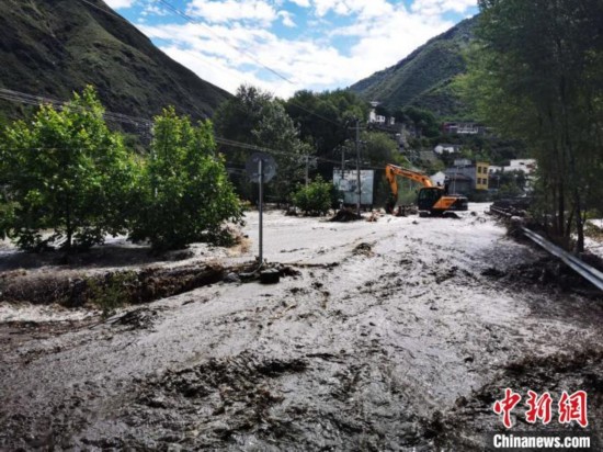 四川金川县发生洪水泥石流当地紧急转移群众1336人