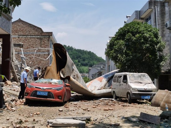  爆炸分裂后的罐体飞出撞击到一幢民房。 李楚悦 摄