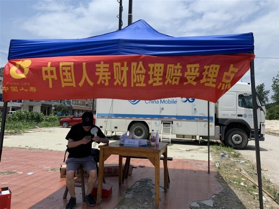  在良山村村民委员会旁，中国人寿保险已设置财险理赔受理点。 王倩 摄