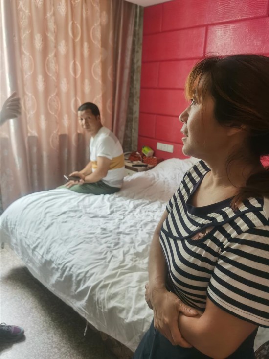  潘郎镇碧涛宾馆安置点内，尤昌斌和张茂秀夫妇。 李楚悦 摄