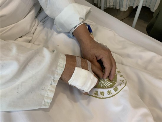  银牛机电有限公司员工石磊的头部、手部、背部各有一处被爆炸发生时崩出的玻璃划伤，目前已做缝合处理。 王倩 摄