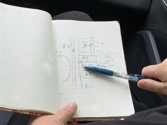  黄征为记者绘制爆炸核心区域内简易方位图。 王倩 摄