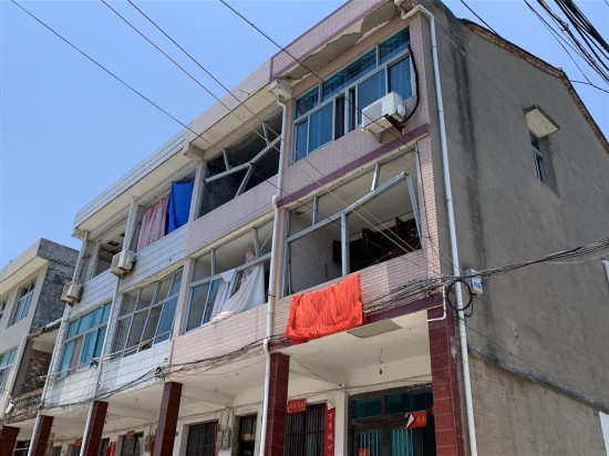  良山村附近民房受槽罐车爆炸影响，均有不同程度的损坏。 王倩 摄