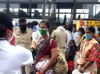 印度一名男子在出现新冠肺炎症状被两家医院拒收。（图源：路透社）