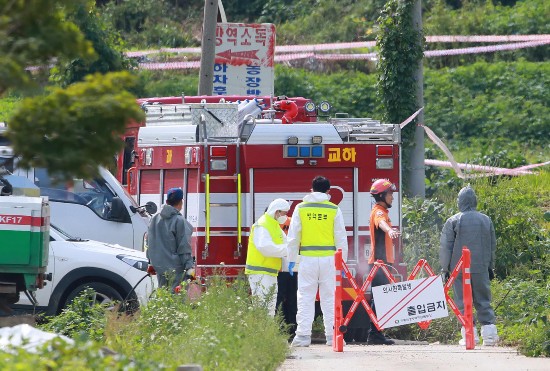  2019年下半年，韩国首次发生非洲猪瘟。图为2019年9月17日，韩国防疫人员对发生非洲猪瘟疫的养猪场周边进行消毒 图据东方IC