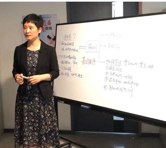 天津市疾控中心副主任张颖向记者介绍情况。中青报&middot;中青网记者 胡春艳/摄