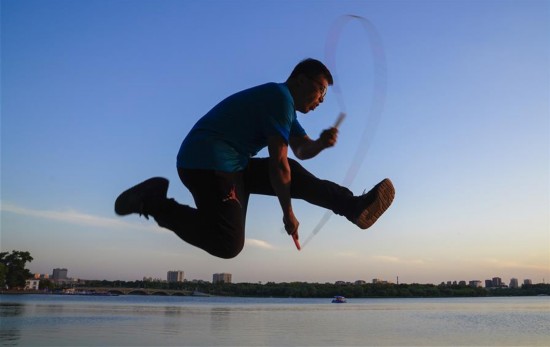 （体育&middot;图片故事）（9）跳绳吧！爸爸