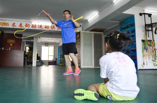 （体育&middot;图片故事）（10）跳绳吧！爸爸