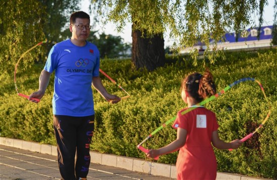 （体育&middot;图片故事）（3）跳绳吧！爸爸