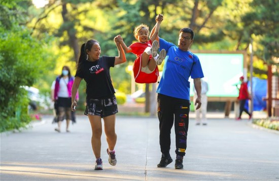 （体育&middot;图片故事）（8）跳绳吧！爸爸