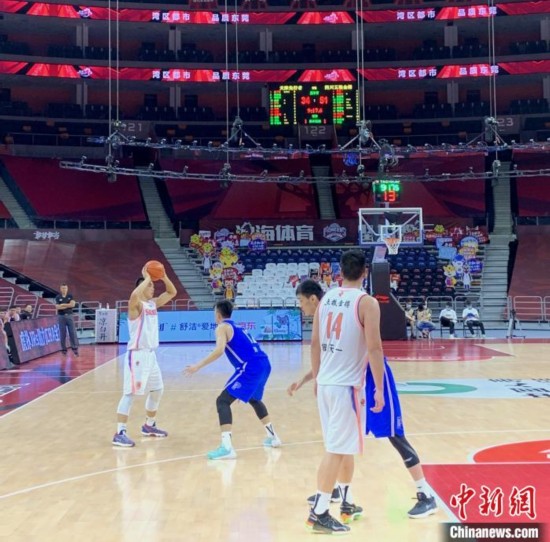 此役四川队李原宇、袁振梁、侯天一三名内线球员合力拿到53分26个篮板，外线陈辰三分球10投6中，拿到全场最高的25分。(四川男篮供图) 　摄