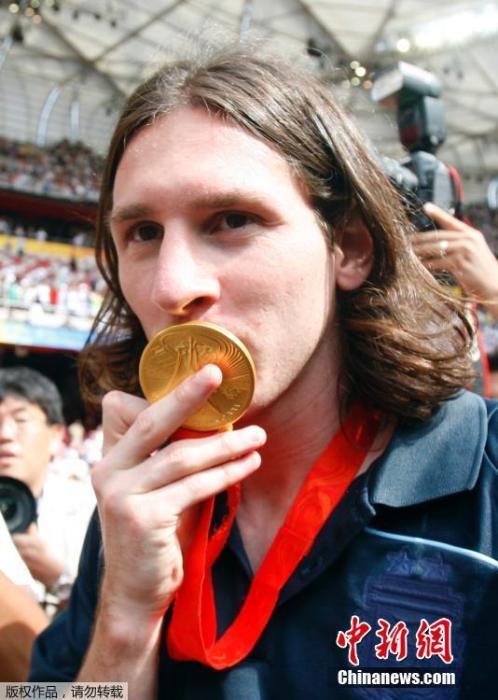 资料图:北京奥运会的男足决赛,梅西为迪玛利亚送出助攻,后者打入决赛的唯一进球。梅西获得一枚金牌。