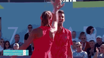 亚德里亚巡回赛比赛画面,可以看到观众都未佩戴口罩。