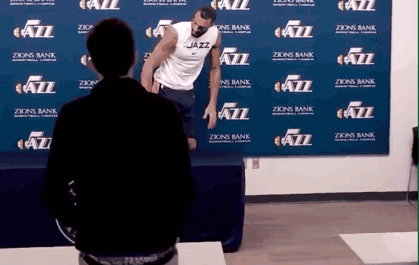 戈贝尔摸话筒。