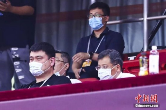 图为复赛后姚明戴口罩观战CBA。图片来源:视觉中国