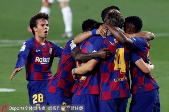 巴萨球员庆祝进球