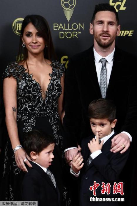 资料图:北京时间12月3日凌晨3点30分,2019年金球奖颁奖典礼在法国巴黎的沙特莱剧院进行。颁奖典礼上分量最重的金球奖由梅西获得。