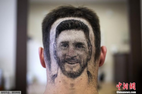 资料图:2018年6月12日,世界杯前夕,一名球迷剪梅西头像发型展示对偶像疯狂喜爱。VLADIMIR ZIVOJINOVIC 摄