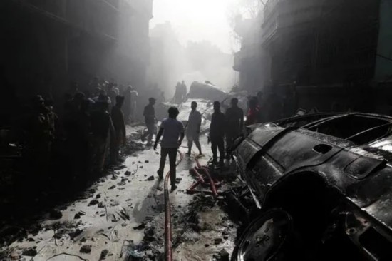  资料图片：5月22日，巴基斯坦卡拉奇，巴基斯坦客机坠毁现场。（新华社发）