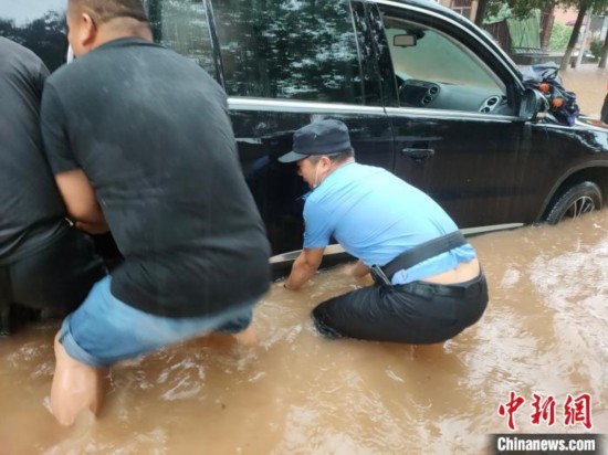 湖北远安遭暴雨突袭民警转移群众186人